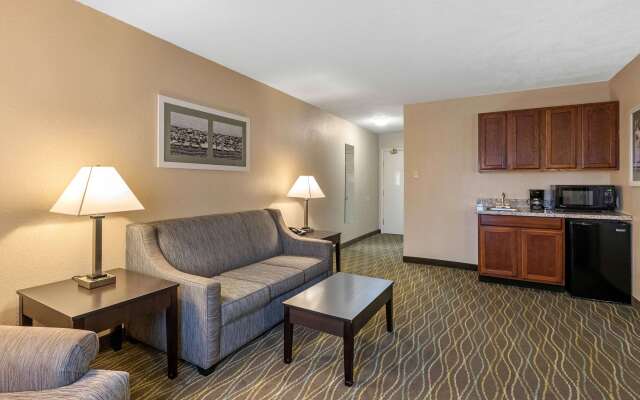 Quality Inn & Suites Des Moines - Merle Hay Road
