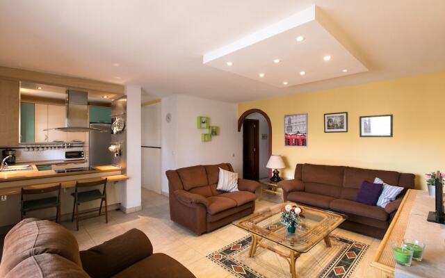 The Midpoint Apartment, Coastal Life Between the Two Beaches