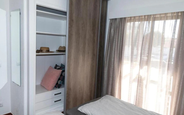 Stunning Olhos do Mar Apt, Albufeira