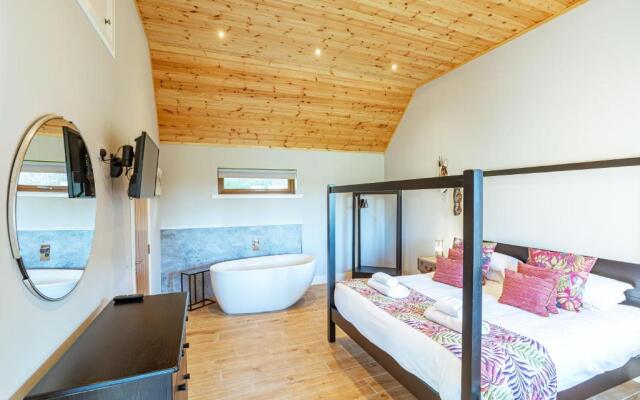 Kestrel Lodge 6 with Hot Tub