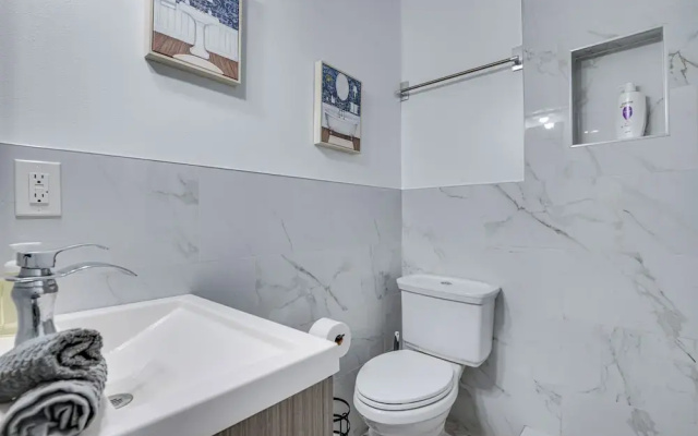 7 Mi to Downtown: East Los Angeles Apartment
