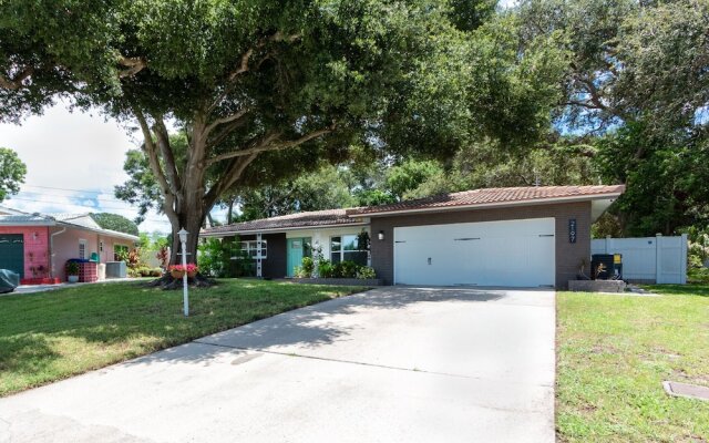 Indigo Beach Oasis - Minutes To Clearwater Beach! 3 Bedroom Home by RedAwning