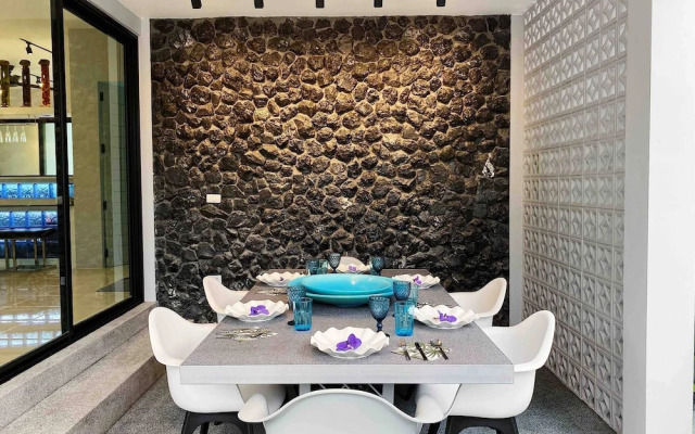 Stylish 3br Pool Villa Walk to Beautiful Naiyang Beach
