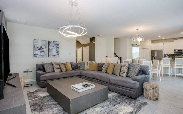 Contemporary Home w/ Private Pool& Spa!