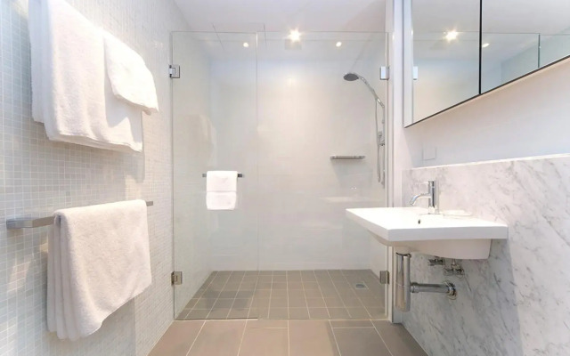 Burbury Hotel & Apartments