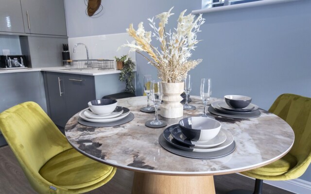 Elliot Oliver - Luxurious Two Bedroom Apartment in The Docks