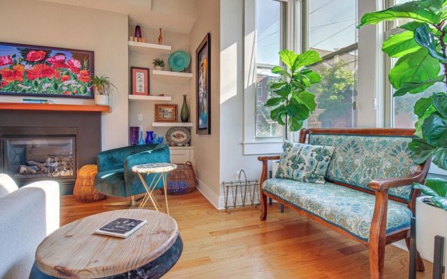 Vibrant Downtown Cincinnati Townhome w/ Sauna!