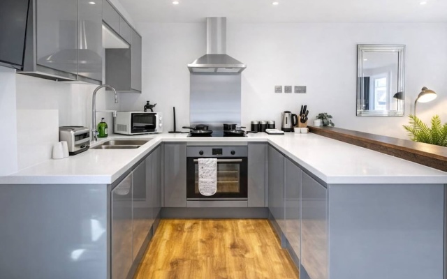 Spacious 2BR Bedford Apartment for 6