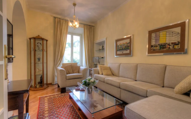 Spanish Steps Hills Apartment