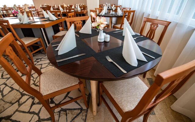 Splendid Golden Rocks Resort