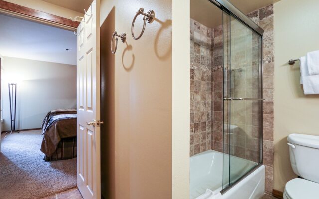 Silver Bear 22 Pet-Friendly, Cozy, Underground Parking, Walk to Canyon Lodge by RedAwning