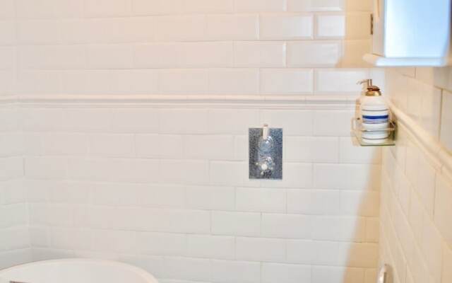 Refurbished Apartment With Garden Near Beach