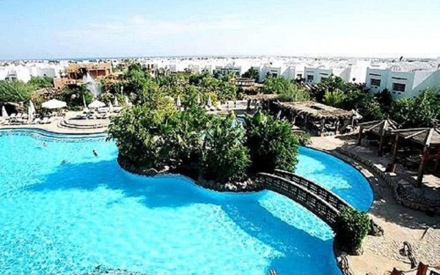 1-Bed Apartment BY THE POOL 30