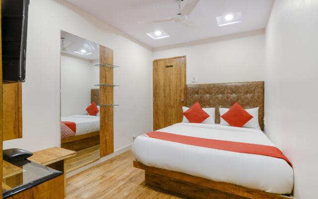 OYO 70998 Hotel Safari Inn