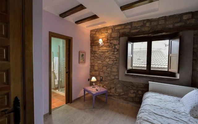 Ana de las Tejas Azules