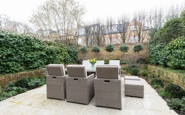 Granard Road by Onefinestay