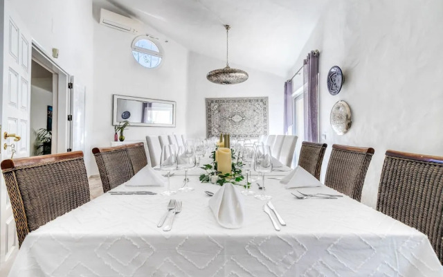 Golfinhos Magnificent Spacious 5 Bedroom Villa