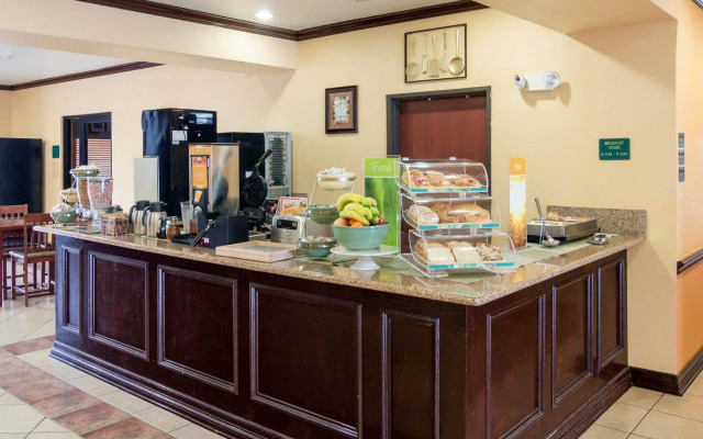 Quality Suites Houston IAH Airport - Beltway 8
