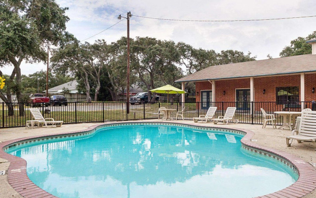 Econo Lodge Inn & Suites Fulton - Rockport