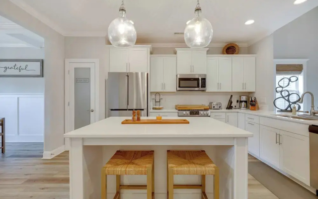 Spacious Home w/ Screened Patio in Wilmington!