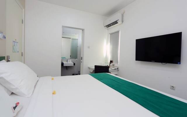 RedDoorz Near Pantai Jerman