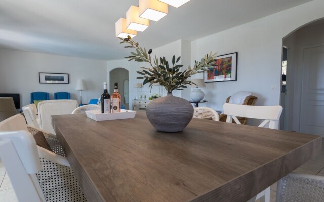 Luxurious Villa in Camplong With Jacuzzi