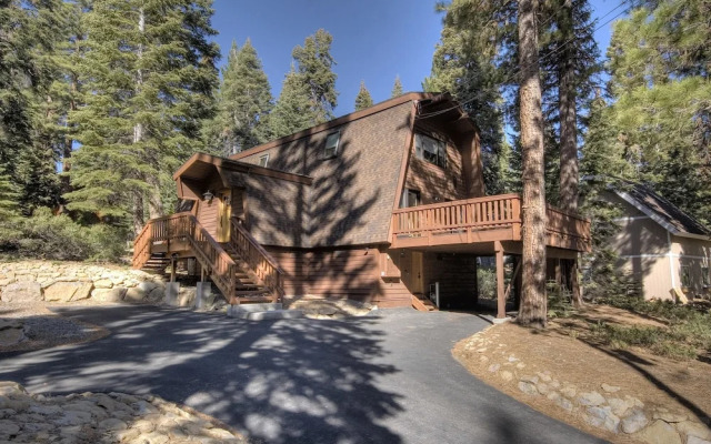 Pezzola Luxury Rental  3 Bedroom Home by RedAwning