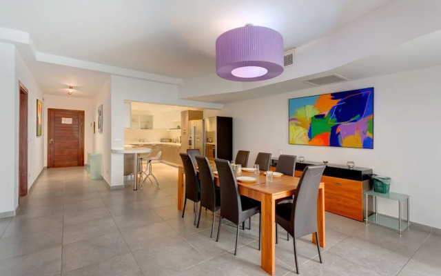 Seaview Apartment In Fort Cambridge, Sliema