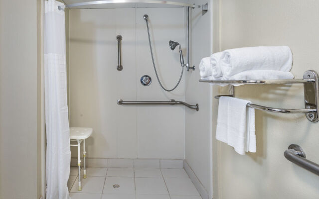 Days Inn & Suites South Boston