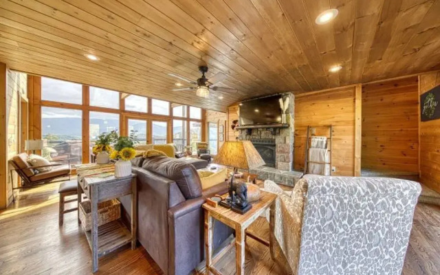 Awe-inspiring Estate w Pool Theater Fire Pit