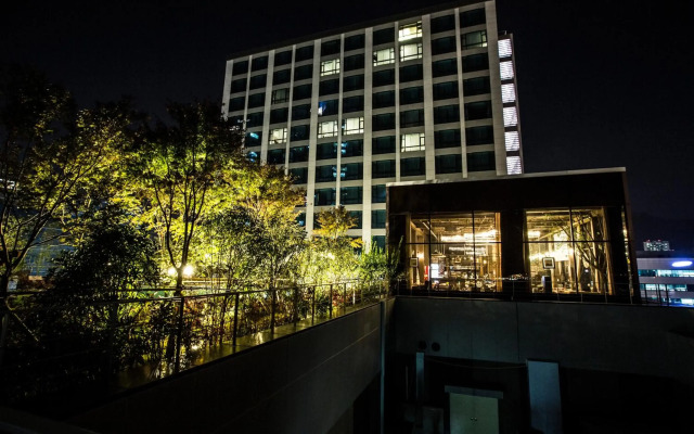 Isquare Hotel