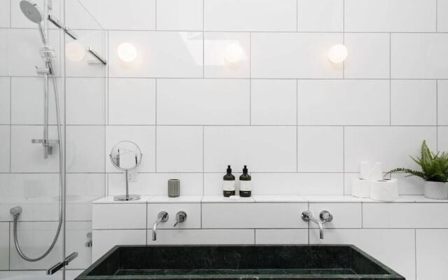 Stylish & Modern 2bed Apt, 5m to Overground