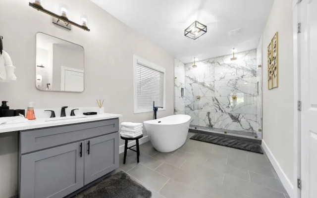 New Luxury Family Friendly Home Centrally Located