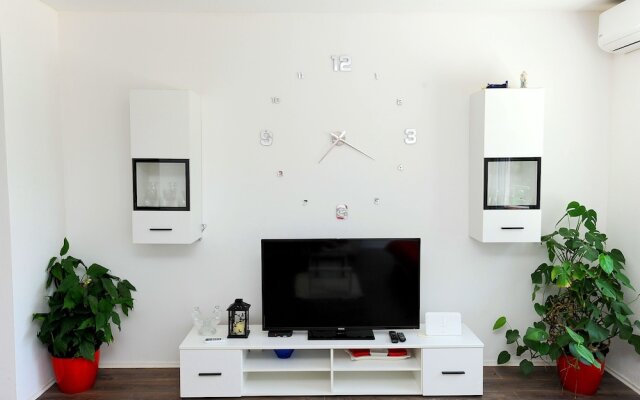 Holiday House With Pool