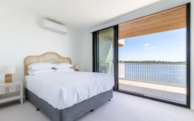 Elegantly Spacious 3-bed Unit Overlooking the Bay
