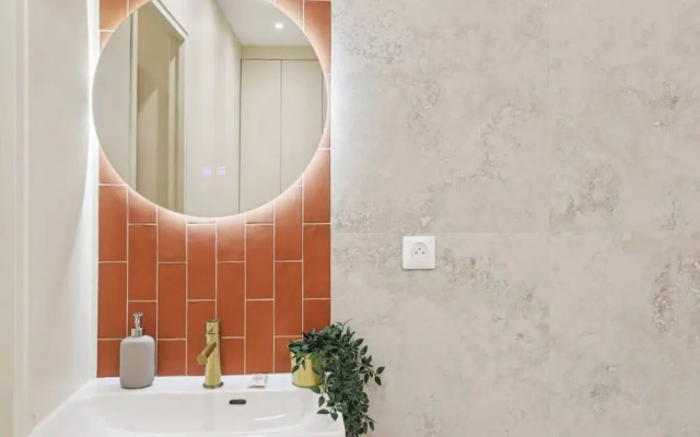 Ganneron in Paris With 1 Bedrooms and 1 Bathrooms