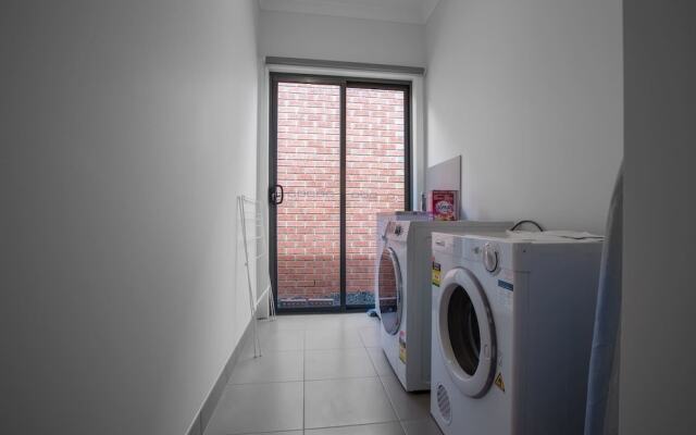 Comfy And Warm Home In Point Cook