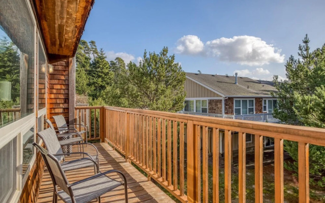 Moon Over Manzanita (MCA 1549)