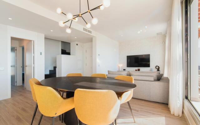 LM352B- Spacious family penthouse with sea view
