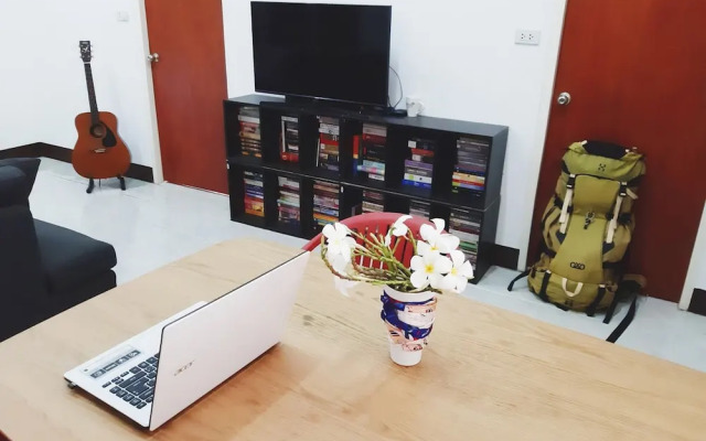 Mj House Stay with guest and host