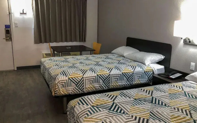 Motel 6 Columbus, OH - Quarter Horse