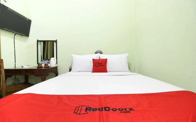 RedDoorz Plus near Taman Sari