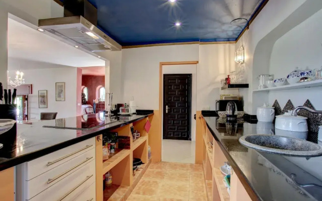 Romantic Puerto Banus Villa, Sea Mountain Views