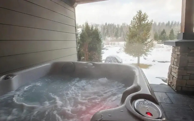 Pinnacle Ridge Chalets by Fernie Lodging