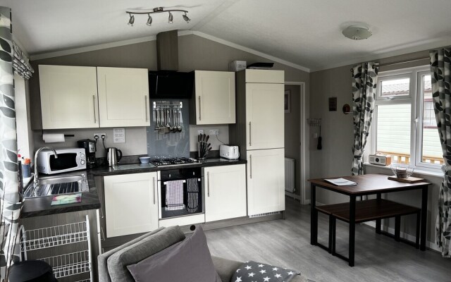 Beautiful and Tranquil Lakeside Lodge - Sleeps 5