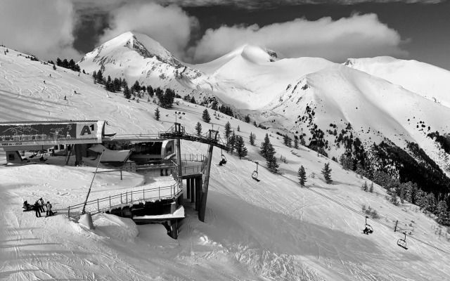 2-bedroom apartment near Bansko with pool and spa