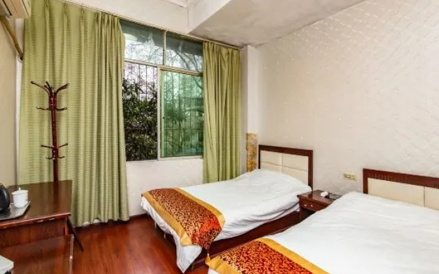 Zhongshan Hotel(垫江中山酒店)