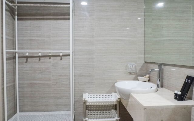 Vibrant Luxurious 1Br Apartment At La Riz Supermall Mansion