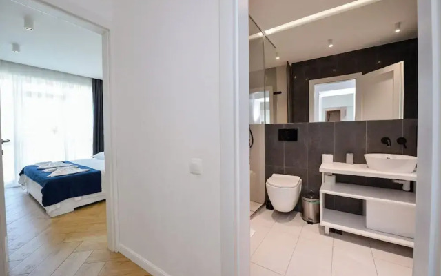 Blue Moon - One Bedroom - Romana Square