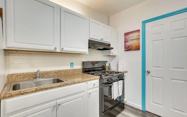Hollywood Beach Bungalow Near Golf: Pets Welcome!
